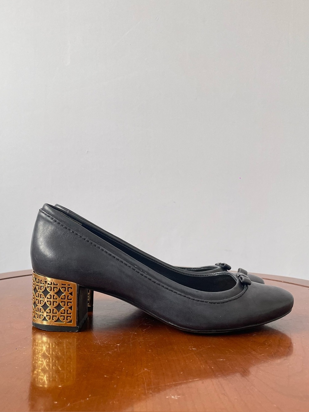 Tory Burch leather pumps. | US 6